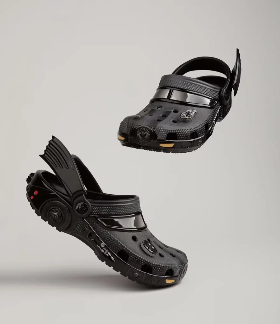 Crocs Batman negras con alas y detalles del Batimóvil